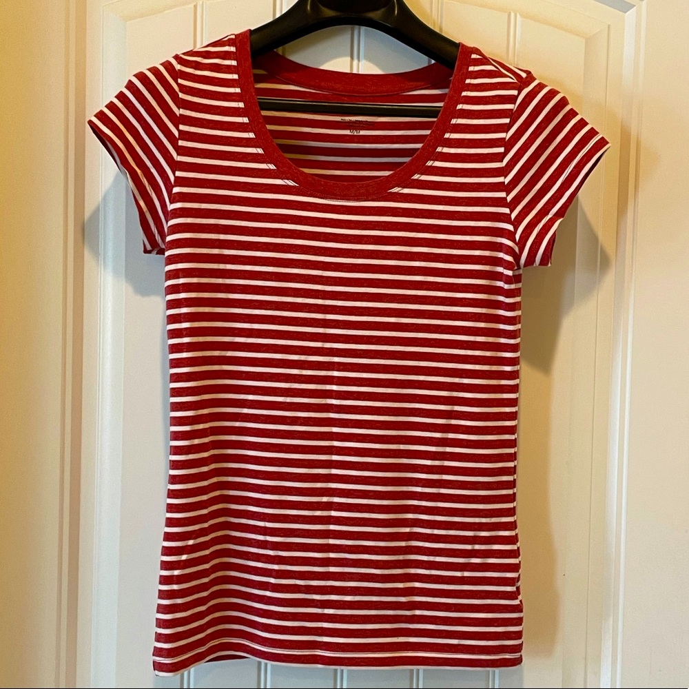 Scoop neck fitted women’s t-shirt by Tahari